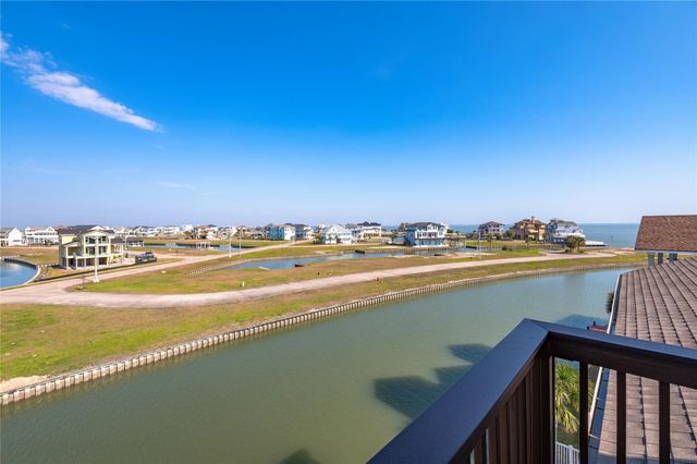 26 Half Moon, Hitchcock, TX 77563