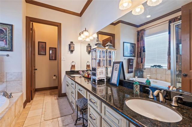 26 Half Moon, Hitchcock, TX 77563