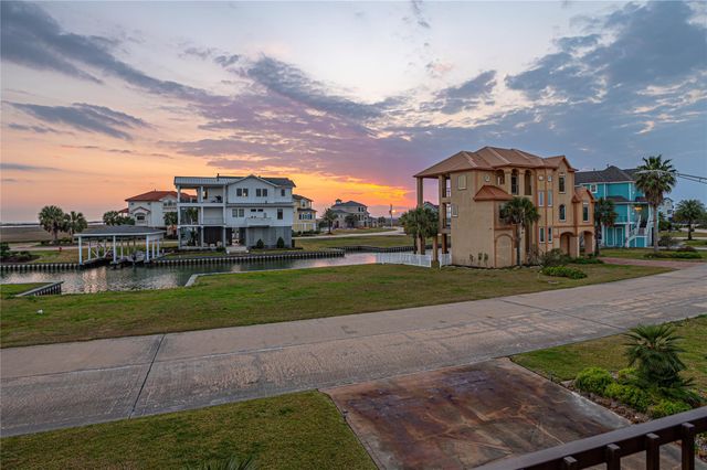 26 Half Moon, Hitchcock, TX 77563