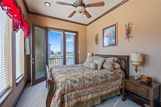 26 Half Moon, Hitchcock, TX 77563