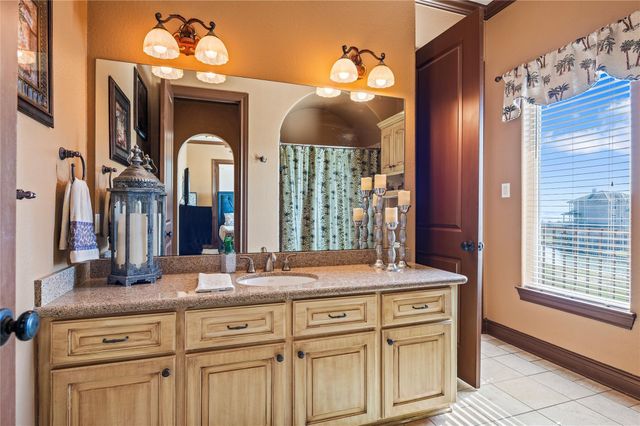 26 Half Moon, Hitchcock, TX 77563