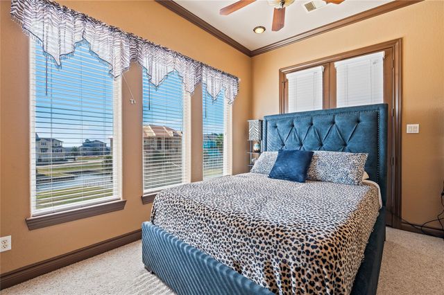 26 Half Moon, Hitchcock, TX 77563