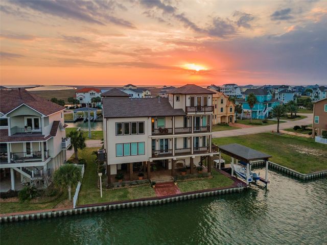 26 Half Moon, Hitchcock, TX 77563