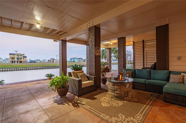 26 Half Moon, Hitchcock, TX 77563