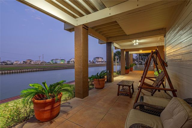 26 Half Moon, Hitchcock, TX 77563