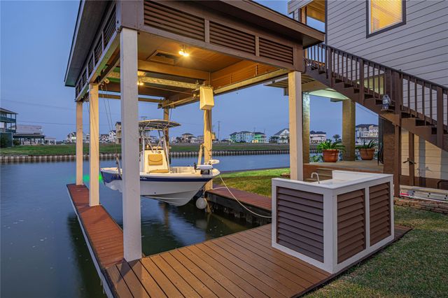 26 Half Moon, Hitchcock, TX 77563