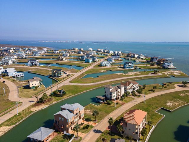 26 Half Moon, Hitchcock, TX 77563