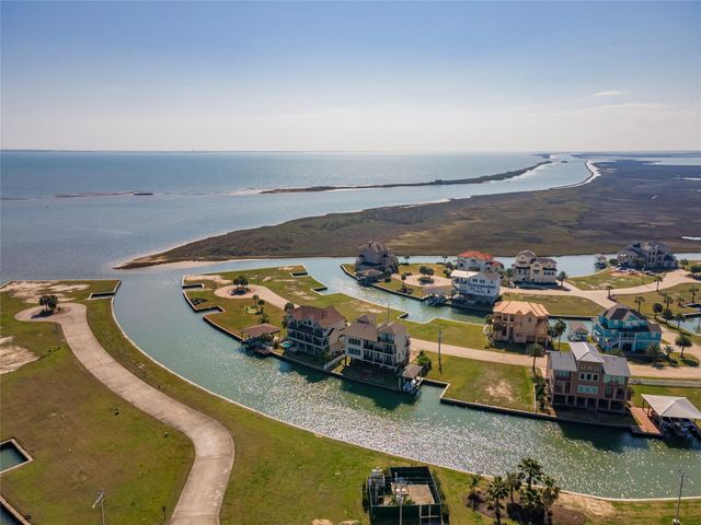 26 Half Moon, Hitchcock, TX 77563