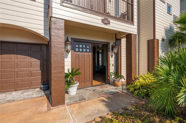 26 Half Moon, Hitchcock, TX 77563