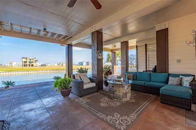 26 Half Moon, Hitchcock, TX 77563