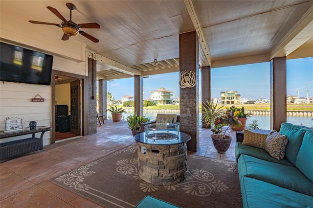 26 Half Moon, Hitchcock, TX 77563