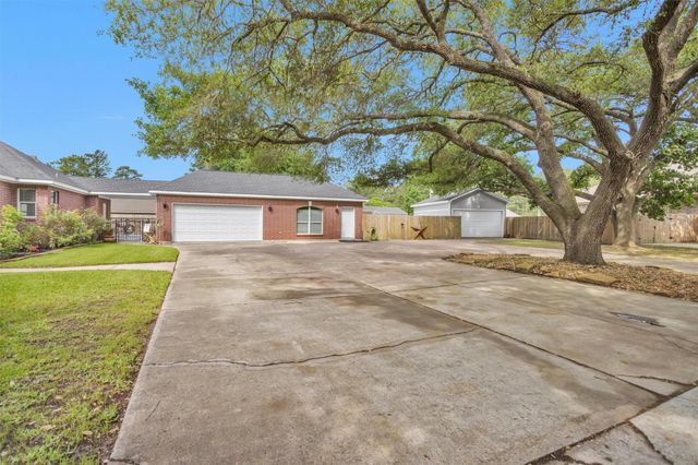 303 Beaumont Drive, Magnolia, TX 77354