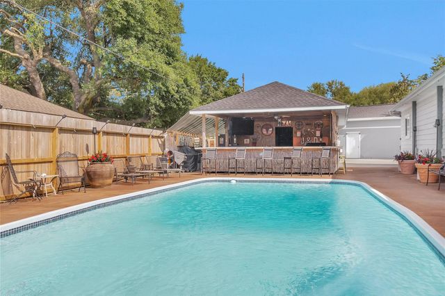303 Beaumont Drive, Magnolia, TX 77354