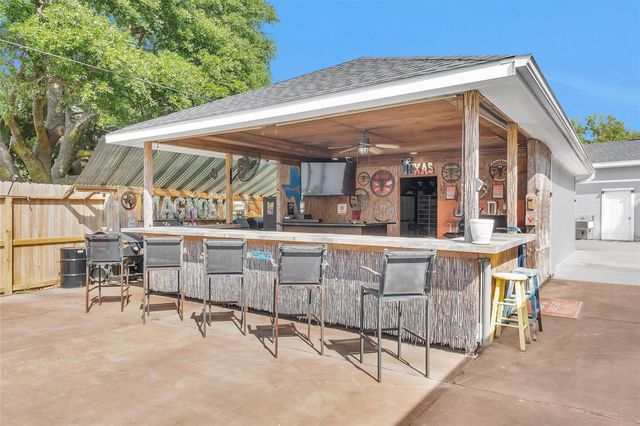 303 Beaumont Drive, Magnolia, TX 77354