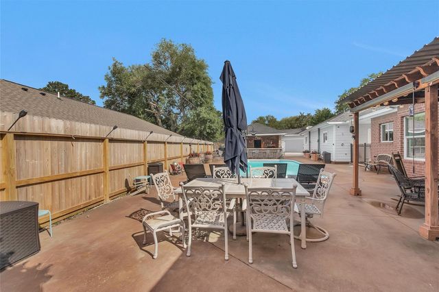 303 Beaumont Drive, Magnolia, TX 77354