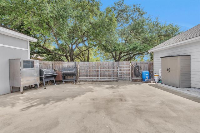 303 Beaumont Drive, Magnolia, TX 77354