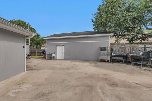 303 Beaumont Drive, Magnolia, TX 77354