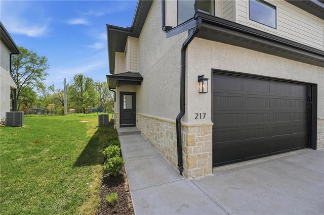 212 NW Orchard Court, Lee's Summit, MO 64063