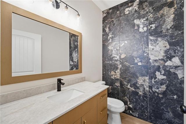 212 NW Orchard Court, Lee's Summit, MO 64063