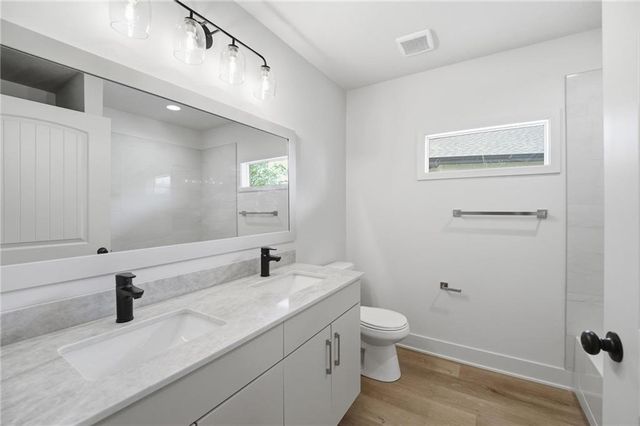 212 NW Orchard Court, Lee's Summit, MO 64063