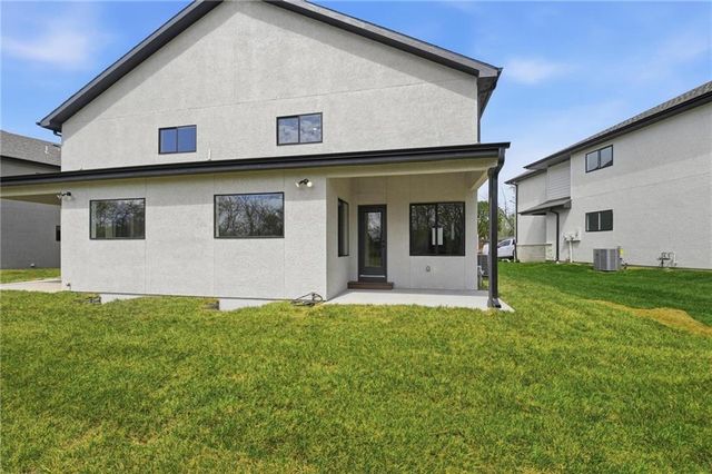 212 NW Orchard Court, Lee's Summit, MO 64063