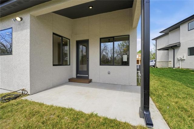 212 NW Orchard Court, Lee's Summit, MO 64063
