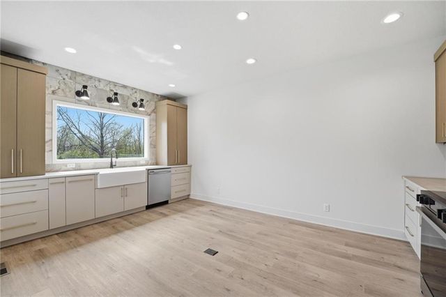 212 NW Orchard Court, Lee's Summit, MO 64063