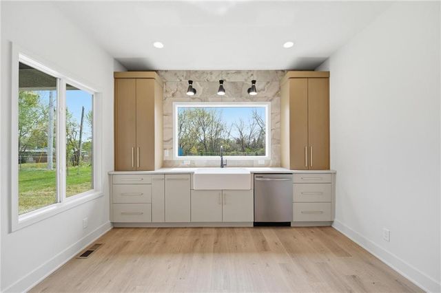 212 NW Orchard Court, Lee's Summit, MO 64063