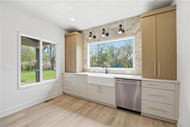 212 NW Orchard Court, Lee's Summit, MO 64063