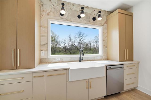 212 NW Orchard Court, Lee's Summit, MO 64063