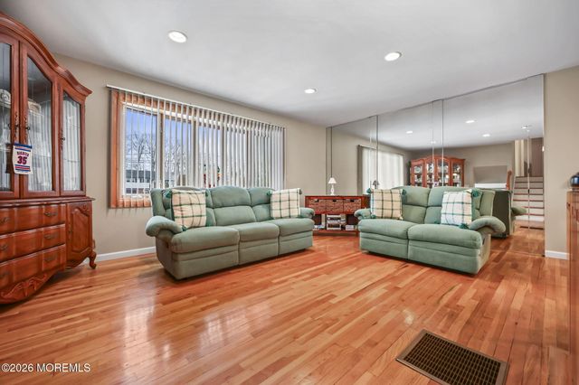 7 Tarrytown Road, Manalapan, NJ 07726