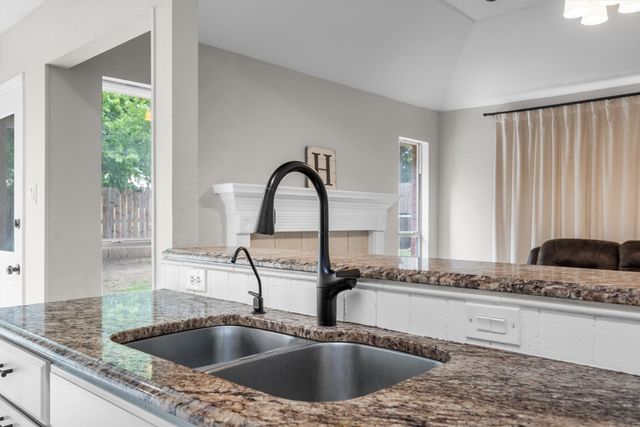 115 S Blue Bonnet Circle, Justin, TX 76247