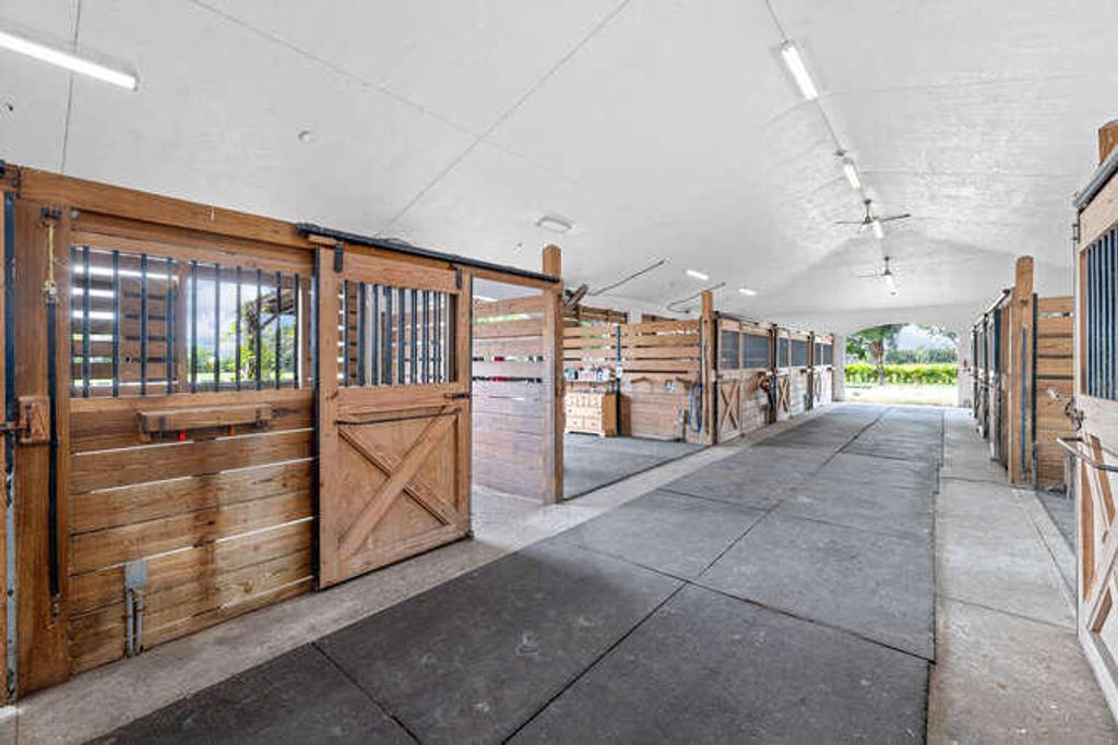 Image 10 of property listing at 13471 60th Street S, Wellington, FL 33449