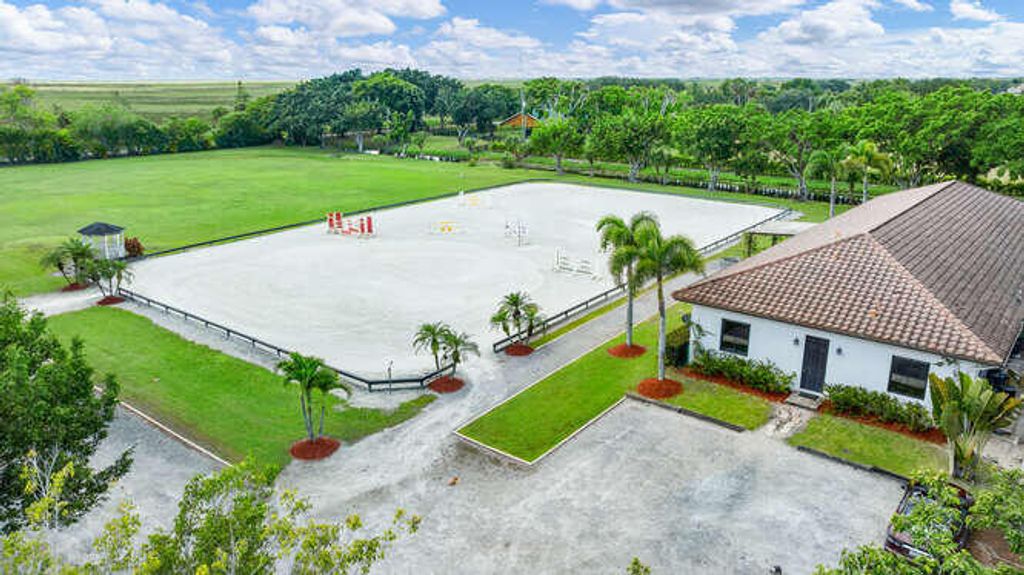 Image 3 of property listing at 13471 60th Street S, Wellington, FL 33449