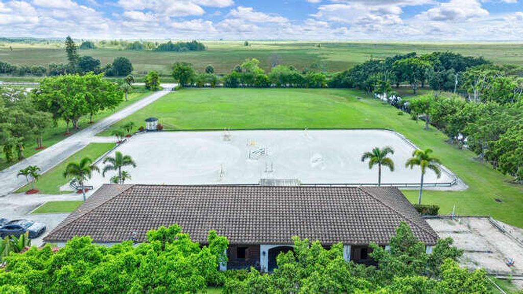 Image 4 of property listing at 13471 60th Street S, Wellington, FL 33449