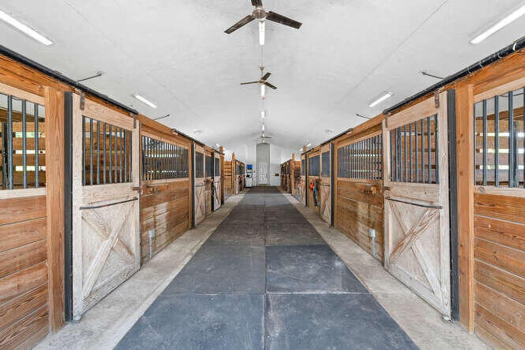 Image 5 of property listing at 13471 60th Street S, Wellington, FL 33449