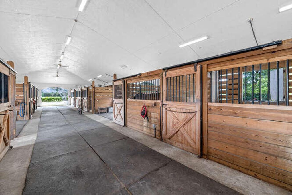 Image 6 of property listing at 13471 60th Street S, Wellington, FL 33449