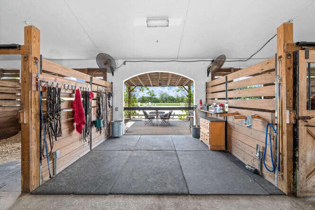 Image 9 of property listing at 13471 60th Street S, Wellington, FL 33449