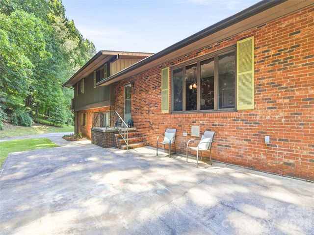 252 Big Stomp Road, Waynesville, NC 28786