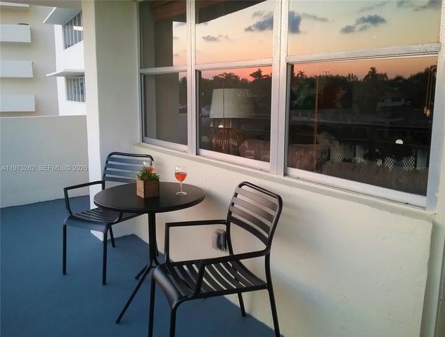 401 Golden Isles Dr 208, Hallandale Beach, FL 33009