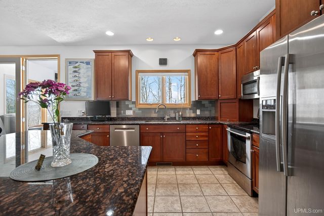 1800 Middle Point Lane, Houghton, MI 49931