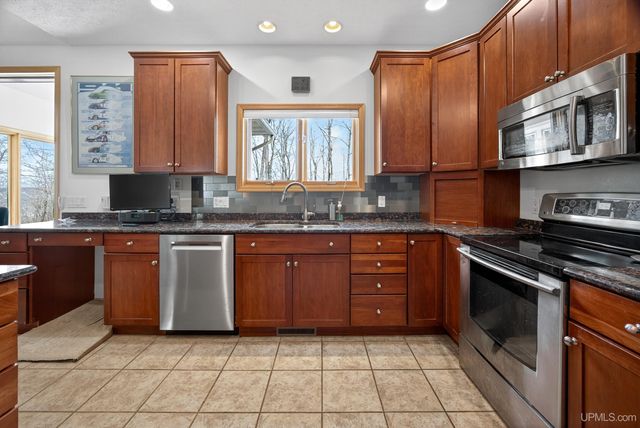 1800 Middle Point Lane, Houghton, MI 49931