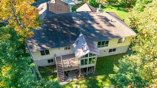1800 Middle Point Lane, Houghton, MI 49931