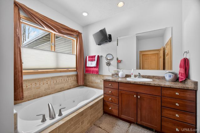 1800 Middle Point Lane, Houghton, MI 49931