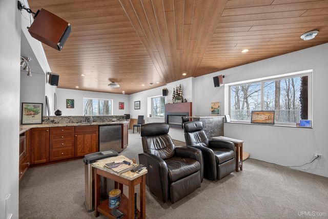 1800 Middle Point Lane, Houghton, MI 49931