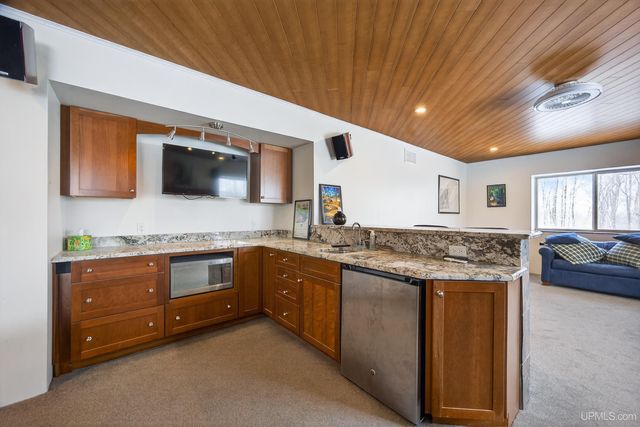 1800 Middle Point Lane, Houghton, MI 49931