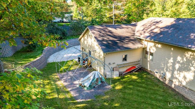 1800 Middle Point Lane, Houghton, MI 49931