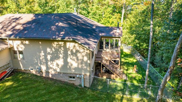 1800 Middle Point Lane, Houghton, MI 49931
