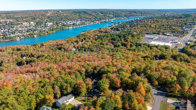 1800 Middle Point Lane, Houghton, MI 49931