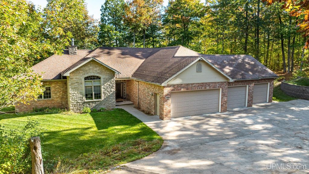 1800 Middle Point Lane, Houghton, MI 49931